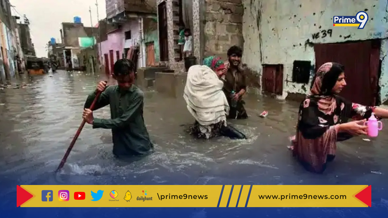 Pakistan Floods: పాక్‌లో సగం భూభాగం నీటిలోనే.. హెలికాప్టర్‌ దిగడం కూడ కష్టమే..