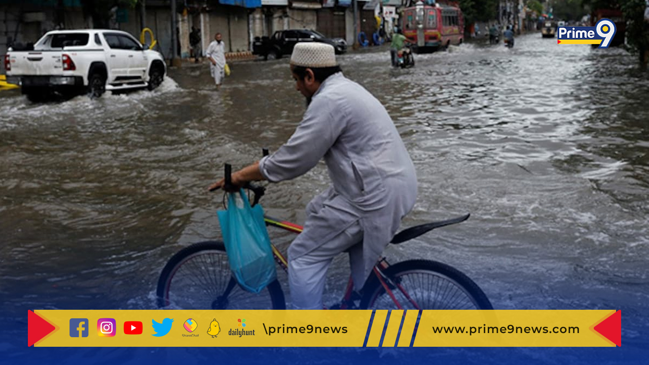 Heavy rains hit Pakistan: భారీ వర్షాలతో పాకిస్తాన్ అతలాకుతలం