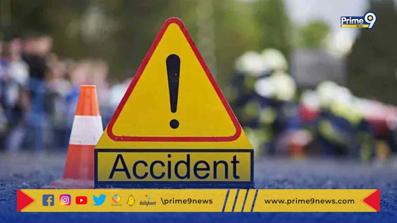 Road Accident: లారీని ఢీ కొట్టిన టాటా మ్యాజిక్.. నలుగురు దుర్మరణం