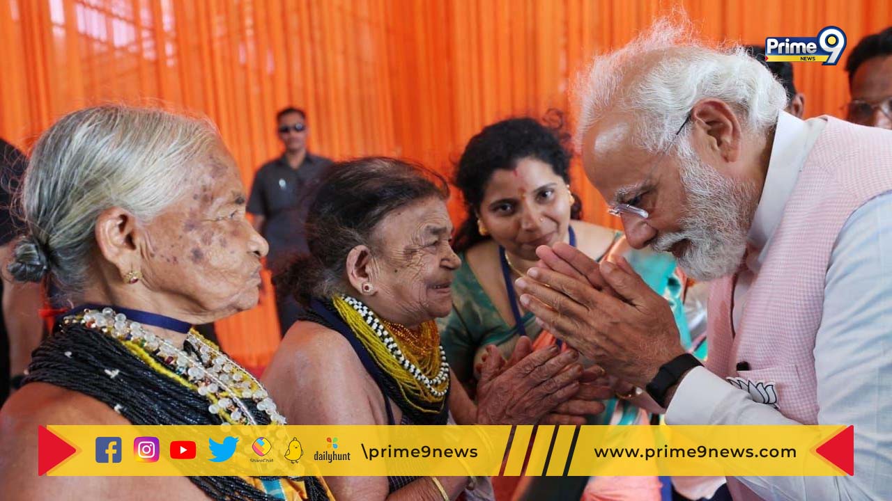 PM Modi Meets: కర్ణాటకలో పద్మ అవార్డు గ్రహీతలు తులసి గౌడ, సుక్రి బొమ్ము గౌడలను కలిసిన  ప్రధాని మోదీ