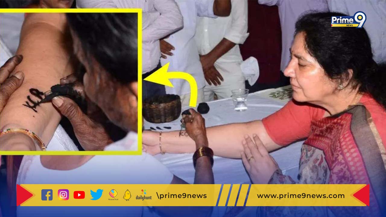 Minister satyavathi Rathod: మంత్రి సత్యవతి రాథోడ్ చేతిపై ముఖ్యమంత్రి కేసీఆర్ పేరుతో పచ్చబొట్టు