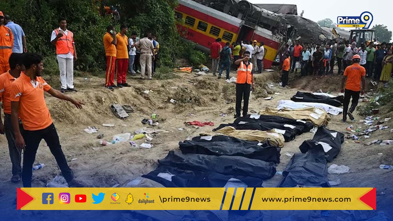 Odisha train accident:  ఒడిశా రైలు ప్రమాదం.. నేను బతికే ఉన్నానంటూ శవాలను ఉంచిన  గదిలో రెస్యూ వర్కర్ కాళ్లు పట్టుకున్న వ్యక్తి